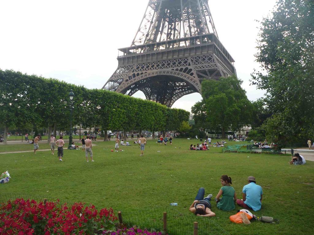 Eiffel Tower Champs De Mars Apartment Paris Exterior foto